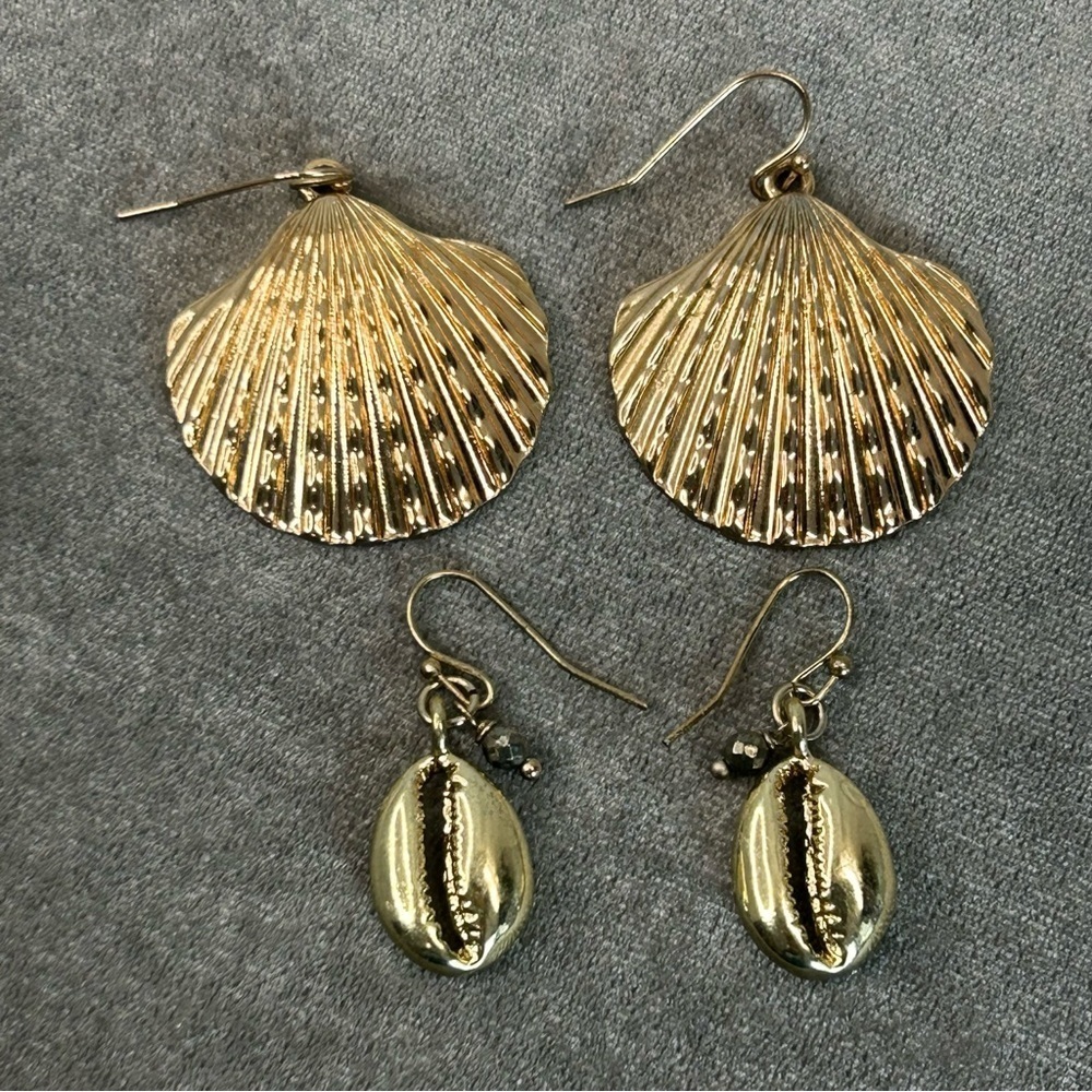 🛍3/$20 Gold tone seashell beaded dangling earring set